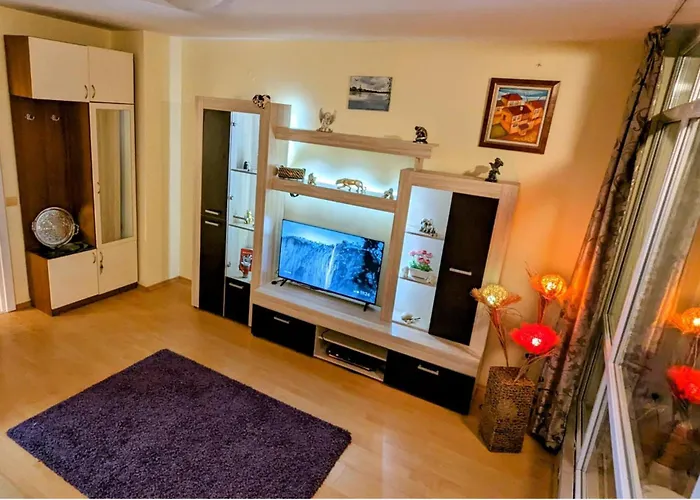 1 Bed Penthouse Sleeps 6 - Outdoor Pool - Garden Appartement